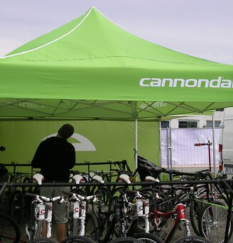 The Cannondale promotion tent is 4.5x3 m and green. The bicycles are placed under the folding gazebo.